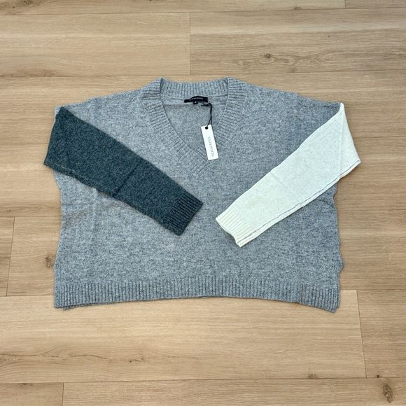 NWT* Olivaceous V-Neck Color Block Sweater in Gray and white - Women's M - Picture 2 of 7